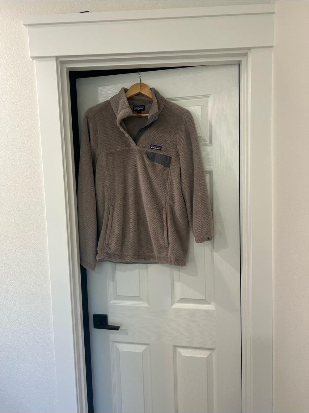 Patagonia women’s Taupe button up Synchilla Fleece Pullover